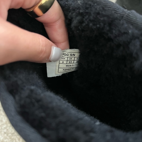 Authentic Short Black Uggs - Picture 3 of 5